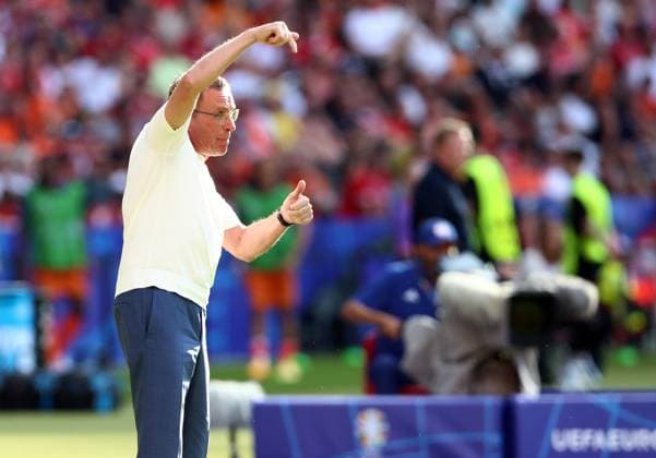 25.06.2024, xtgx, Fussball EM 2024, Niederlande - Österreich emspor, v.l. Trainer Ralf Rangnick (Oesterreich) gibt Anweisungen, gestikuliert, mit den Armen gestikulieren gives instructions, gesticulate (DFL DFB REGULATIONS PROHIBIT ANY USE OF PHOTOGRAPHS as IMAGE SEQUENCES and or QUASI-VIDEO) Berlin