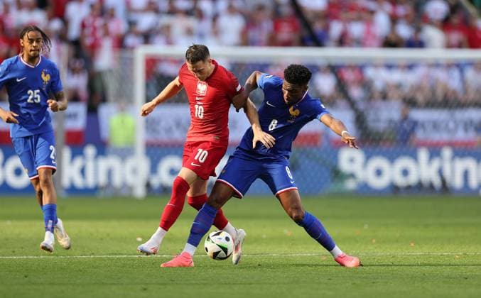 25.06.2024, Fussball Europameisterschaft, UEFA EURO, EM, Europameisterschaft,Fussball 2024, Frankreich - Polen, Gruppe D, BVB Stadion Dortmund, v.l., Piotr Zielinski (Polen), Aurelien Djani Tchouameni (Frankreich) Copyright: HMBxMedia