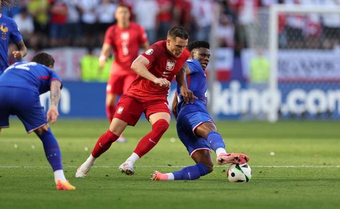 25.06.2024, Fussball Europameisterschaft, UEFA EURO, EM, Europameisterschaft,Fussball 2024, Frankreich - Polen, Gruppe D, BVB Stadion Dortmund, v.l., Piotr Zielinski (Polen), Aurelien Djani Tchouameni (Frankreich) Copyright: HMBxMedia