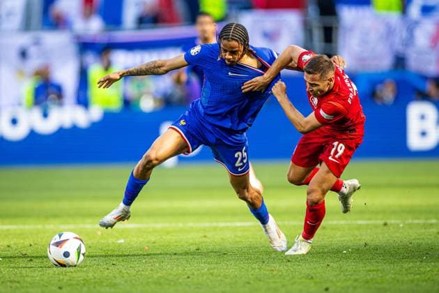 25.06.2024 DORTMUND, SIGNAL IDUNA PARK PILKA NOZNA (FOOTBALL), UEFA EURO, EM, Europameisterschaft,Fussball 2024 MECZ FRANCJA - POLSKA ( FRANCE - POLAND ) NZ PRZEMYSLAW FRANKOWSKI BRADLEY BARCOLA FOTO LUKASZ SKWIOT CYFRASPORT NEWSPIX.PL --- Newspix.pl  20240625CSLS046