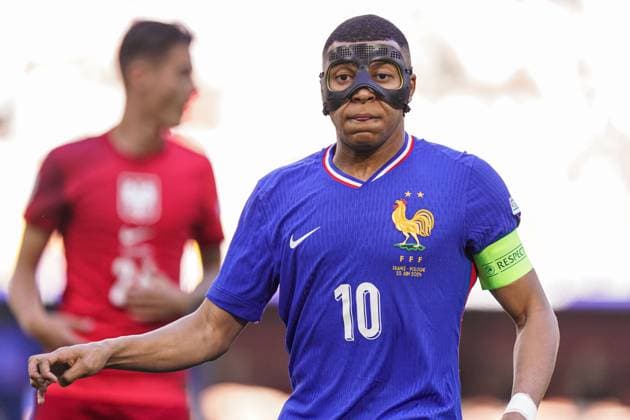 2024-06-25 France v Poland - Group D - UEFA EURO, EM, Europameisterschaft,Fussball 2024 DORTMUND, GERMANY - JUNE 25: Kylian Mbappe of France with mask looks up during the Group D - UEFA EURO 2024 match between France and Poland at BVB Stadion Dortmund on June 25, 2024 in Dortmund, Germany. (Photo by Joris Verwijst BSR Agency) Dortmund Germany Content not available for redistribution in The Netherlands directly or indirectly through any third parties. Copyright: xBSRxAgencyx