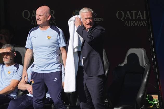 Trainer Didier Deschamps (Frankreich, France) wischt sich mir dem Handtuch trocken wegen der Hitze - Dortmund 25.06.2024: Frankreich vs. Polen, EURO2024 M32, Gruppe D, EM-Arena Dortmund