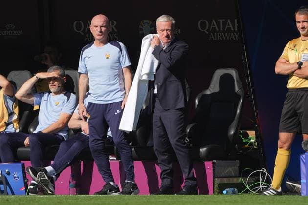 Trainer Didier Deschamps (Frankreich, France) wischt sich mir dem Handtuch trocken wegen der Hitze - Dortmund 25.06.2024: Frankreich vs. Polen, EURO2024 M32, Gruppe D, EM-Arena Dortmund