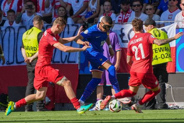 Zweikampf Kylian MbappÃ (Frankreich, France, 10) gegen Nicola Zalewski (Polen, Poland, Polska, 21) - Dortmund 25.06.2024: Frankreich vs. Polen, EURO2024 M32, Gruppe D, EM-Arena Dortmund