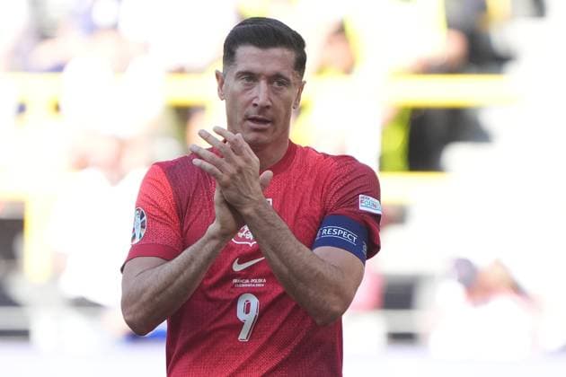 Robert Lewandowski (Polen, Poland, Polska, 09) gibt Anweisungen - Dortmund 25.06.2024: Frankreich vs. Polen, EURO2024 M32, Gruppe D, EM-Arena Dortmund