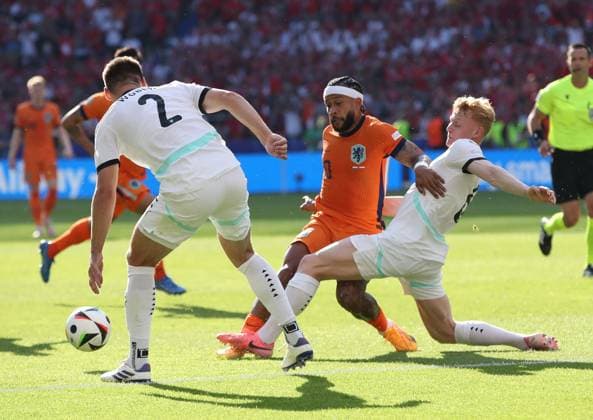 25.06.2024, xtgx, Fussball EM 2024, Niederlande - Österreich emspor, v.l. Maximilian Wöber (Oesterreich), Memphis Depay (Niederlande), Nicolas Seiwald (Oesterreich) (DFL DFB REGULATIONS PROHIBIT ANY USE OF PHOTOGRAPHS as IMAGE SEQUENCES and or QUASI-VIDEO) Berlin
