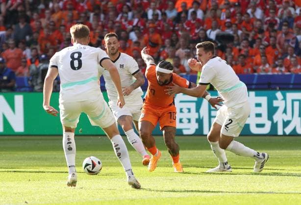 25.06.2024, xtgx, Fussball EM 2024, Niederlande - Österreich emspor, v.l. Alexander Prass (Oesterreich), Marko Arnautovic (Oesterreich), Memphis Depay (Niederlande), Maximilian Wöber (Oesterreich) (DFL DFB REGULATIONS PROHIBIT ANY USE OF PHOTOGRAPHS as IMAGE SEQUENCES and or QUASI-VIDEO) Berlin