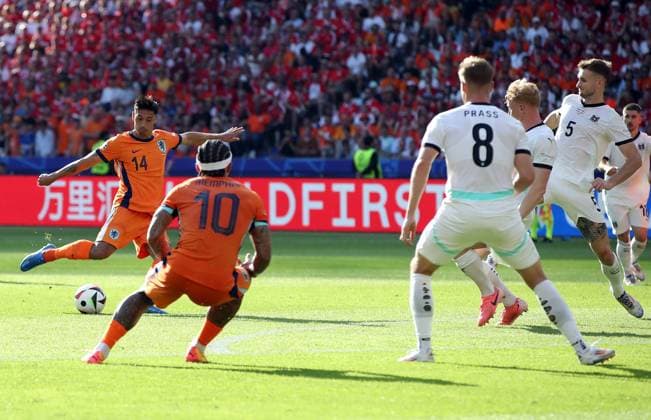 25.06.2024, xtgx, Fussball EM 2024, Niederlande - Österreich emspor, v.l. Tijjani Reijnders (Niederlande), Memphis Depay (Niederlande), Alexander Prass (Oesterreich), Stefan Posch (Oesterreich) (DFL DFB REGULATIONS PROHIBIT ANY USE OF PHOTOGRAPHS as IMAGE SEQUENCES and or QUASI-VIDEO) Berlin