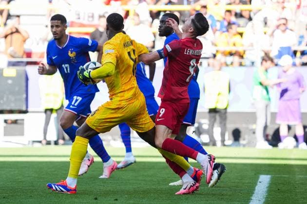Torwart Goalie Mike Maigan (Frankreich, France, 16) rangelt mit Robert Lewandowski (Polen, Poland, Polska, 09) und stösst ihn um - Dortmund 25.06.2024: Frankreich vs. Polen, EURO2024 M32, Gruppe D, EM-Arena Dortmund