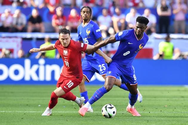 Fußball UEFA EURO, EM, Europameisterschaft,Fussball 2024 Gruppenphase 3. Spieltag Frankreich - Polen am 25.06.2024 im BVB Stadion Dortmund in Dortmund Piotr Zielinski ( Polen ), links - Aurelien Tchouameni ( Frankreich ), rechts