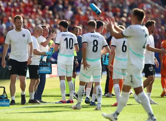 25.06.2024, xtgx, Fussball EM 2024, Niederlande - Österreich emspor, v.l. Trainer Ralf Rangnick (Oesterreich) gibt Anweisungen, gestikuliert, mit den Armen gestikulieren gives instructions, gesticulate, Florian Grillitsch (Oesterreich) (DFL DFB REGULATIONS PROHIBIT ANY USE OF PHOTOGRAPHS as IMAGE SEQUENCES and or QUASI-VIDEO) Berlin