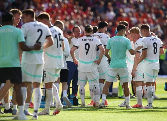 25.06.2024, xtgx, Fussball EM 2024, Niederlande - Österreich emspor, v.l. Trainer Ralf Rangnick (Oesterreich) gibt Anweisungen, gestikuliert, mit den Armen gestikulieren gives instructions, gesticulate, Marcel Sabitzer (Oesterreich) (DFL DFB REGULATIONS PROHIBIT ANY USE OF PHOTOGRAPHS as IMAGE SEQUENCES and or QUASI-VIDEO) Berlin