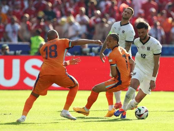 25.06.2024, xtgx, Fussball EM 2024, Niederlande - Österreich emspor, v.l. Donyell Malen (Niederlande), Xavi Simons (Niederlande), Florian Grillitsch (Oesterreich) (DFL DFB REGULATIONS PROHIBIT ANY USE OF PHOTOGRAPHS as IMAGE SEQUENCES and or QUASI-VIDEO) Berlin