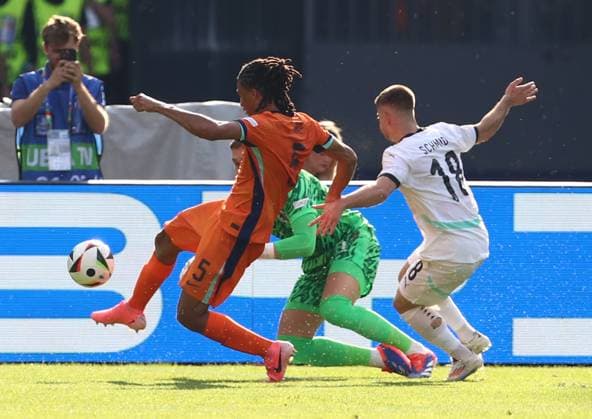 25.06.2024, xtgx, Fussball EM 2024, Niederlande - Österreich emspor, v.l. Nathan Ake (Niederlande), Bart Verbruggen (Niederlande), Romano Schmid (Oesterreich) (DFL DFB REGULATIONS PROHIBIT ANY USE OF PHOTOGRAPHS as IMAGE SEQUENCES and or QUASI-VIDEO) Berlin