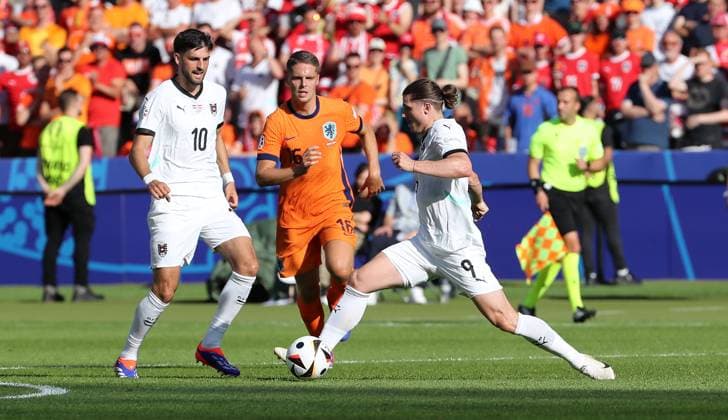 Florian Grillitsch, Joey Veerman, Marcel Sabitzer Zweikampf Spielszene Aktion Fußball Fussball Europameisterschaft Euro 2024 EM Herren Saison 2023 2024 25.06.2024 Niederlande NED vs. Österreich AUT in Berlin DFL regulations prohibit any use of photographs as image sequences and or quasi-video.