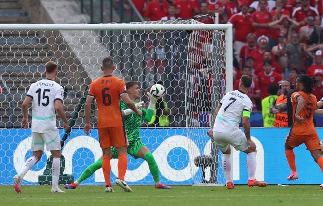 25.06.2024, xtgx, Fussball EM 2024, Niederlande - Österreich emspor, v.l. Philipp Lienhart (Oesterreich), Stefan de Vrij (Niederlande), Bart Verbruggen (Niederlande), Marko Arnautovic (Oesterreich), Nathan Ake (Niederlande) (DFL DFB REGULATIONS PROHIBIT ANY USE OF PHOTOGRAPHS as IMAGE SEQUENCES and or QUASI-VIDEO) Berlin