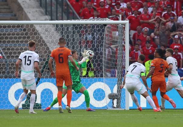 25.06.2024, xtgx, Fussball EM 2024, Niederlande - Österreich emspor, v.l. Philipp Lienhart (Oesterreich), Stefan de Vrij (Niederlande), Bart Verbruggen (Niederlande), Marko Arnautovic (Oesterreich), Nathan Ake (Niederlande) (DFL DFB REGULATIONS PROHIBIT ANY USE OF PHOTOGRAPHS as IMAGE SEQUENCES and or QUASI-VIDEO) Berlin