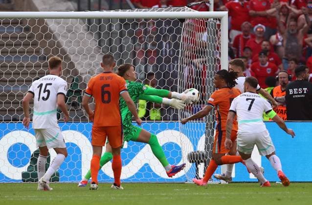 25.06.2024, xtgx, Fussball EM 2024, Niederlande - Österreich emspor, v.l. Philipp Lienhart (Oesterreich), Stefan de Vrij (Niederlande), Bart Verbruggen (Niederlande), Marko Arnautovic (Oesterreich), Nathan Ake (Niederlande) (DFL DFB REGULATIONS PROHIBIT ANY USE OF PHOTOGRAPHS as IMAGE SEQUENCES and or QUASI-VIDEO) Berlin