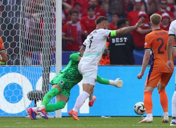 25.06.2024, xtgx, Fussball EM 2024, Niederlande - Österreich emspor, v.l. Bart Verbruggen (Niederlande), Marko Arnautovic (Oesterreich), Jerdy Schouten (Niederlande) (DFL DFB REGULATIONS PROHIBIT ANY USE OF PHOTOGRAPHS as IMAGE SEQUENCES and or QUASI-VIDEO) Berlin