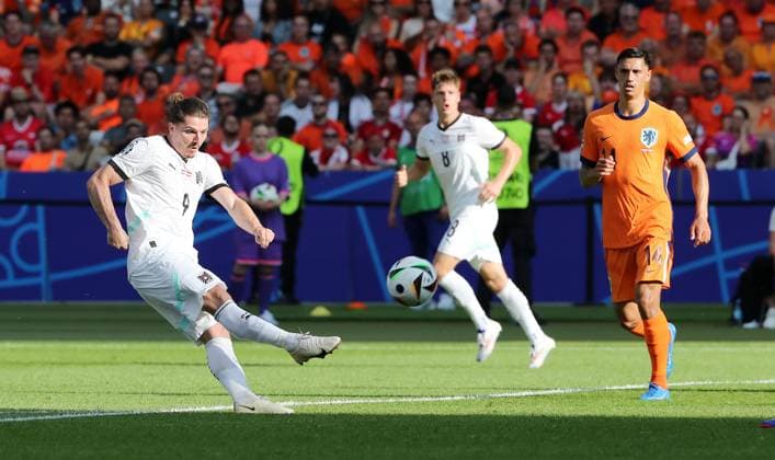 Marcel Sabitzer schießt, Alexander Prass, Tijjani Reijnders Spielszene Aktion Fußball Fussball Europameisterschaft Euro 2024 EM Herren Saison 2023 2024 25.06.2024 Niederlande NED vs. Österreich AUT in Berlin DFL regulations prohibit any use of photographs as image sequences and or quasi-video.