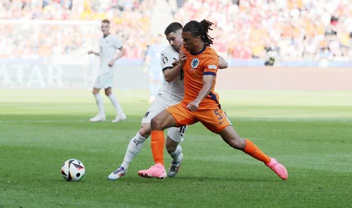 Alexander Prass im Zweikampf mit Nathan Ake Fußball Fussball Europameisterschaft Euro 2024 EM Herren Saison 2023 2024 25.06.2024 Niederlande NED vs. Österreich AUT in Berlin DFL regulations prohibit any use of photographs as image sequences and or quasi-video.