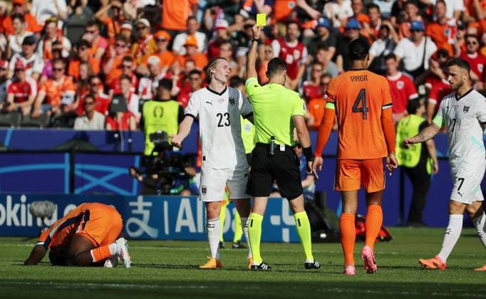 Schiedsrichter Ivan Kruzliak (SLK) gelbe Karte für Patrick Wimmer Fußball Fussball Europameisterschaft Euro 2024 EM Herren Saison 2023 2024 25.06.2024 Niederlande NED vs. Österreich AUT in Berlin DFL regulations prohibit any use of photographs as image sequences and or quasi-video.