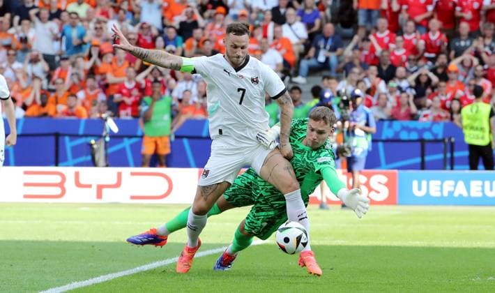 Marko Arnautovic im Zweikampf mit Torwart Bart Verbruggen Fußball Fussball Europameisterschaft Euro 2024 EM Herren Saison 2023 2024 25.06.2024 Niederlande NED vs. Österreich AUT in Berlin DFL regulations prohibit any use of photographs as image sequences and or quasi-video.