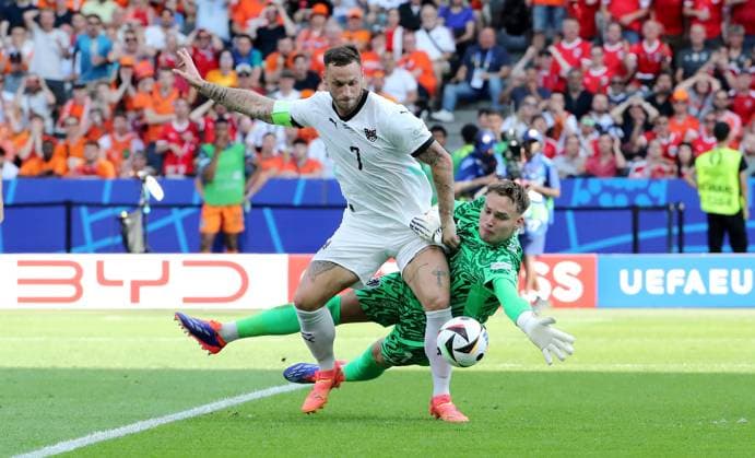 Marko Arnautovic im Zweikampf mit Torwart Bart Verbruggen Fußball Fussball Europameisterschaft Euro 2024 EM Herren Saison 2023 2024 25.06.2024 Niederlande NED vs. Österreich AUT in Berlin DFL regulations prohibit any use of photographs as image sequences and or quasi-video.