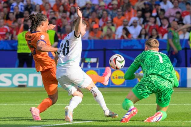 GER, Berlin, Fussball, Oesterreich vs. Niederlande, Gruppe D, Gruppenphase, UEFA EURO, EM, Europameisterschaft,Fussball 2024, SP, Olympia - Stadion Berlin, v.l. Nathan Ake (NED), Romano Schmid (Austria), Bart Verbruggen (NED), Zweikampf, Action, Kampf, kaempft um den Ball, 25.06. 2024, Copyright: HMBxMedia UwexKoch