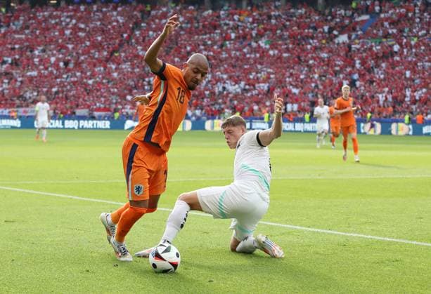 25.06.2024, xtgx, Fussball EM 2024, Niederlande - Österreich emspor, v.l. Donyell Malen (Niederlande), Alexander Prass (Oesterreich) (DFL DFB REGULATIONS PROHIBIT ANY USE OF PHOTOGRAPHS as IMAGE SEQUENCES and or QUASI-VIDEO) Berlin