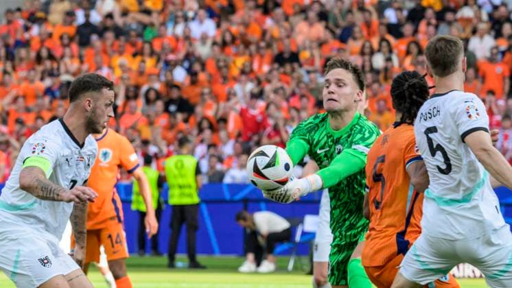 GER, Berlin, Fussball, Oesterreich vs. Niederlande, Gruppe D, Gruppenphase, UEFA EURO, EM, Europameisterschaft,Fussball 2024, SP, Olympia - Stadion Berlin, v.l. Marko Arnautovic (Austria), Bart Verbruggen (NED), Nathan Ake (NED), Stefan Posch (Austria), Zweikampf, Action, Kampf, kaempft um den Ball, 25.06. 2024, Copyright: HMBxMedia UwexKoch