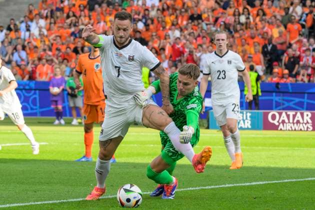 GER, Berlin, Fussball, Oesterreich vs. Niederlande, Gruppe D, Gruppenphase, UEFA EURO, EM, Europameisterschaft,Fussball 2024, SP, Olympia - Stadion Berlin, v.l. Marko Arnautovic (Austria), Bart Verbruggen (NED), Zweikampf, Action, Kampf, kaempft um den Ball, 25.06. 2024, Copyright: HMBxMedia UwexKoch