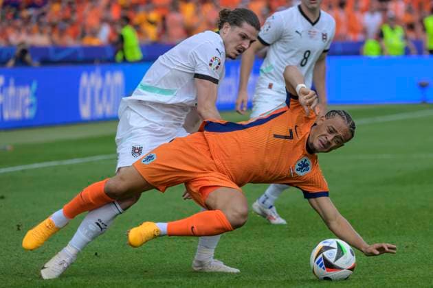 GER, Berlin, Fussball, Oesterreich vs. Niederlande, Gruppe D, Gruppenphase, UEFA EURO, EM, Europameisterschaft,Fussball 2024, SP, Olympia - Stadion Berlin, v.l. Xavi Simons (NED), Marcel Sabitzer (Austria), Zweikampf, Action, Kampf, kaempft um den Ball, 25.06. 2024, Copyright: HMBxMedia UwexKoch
