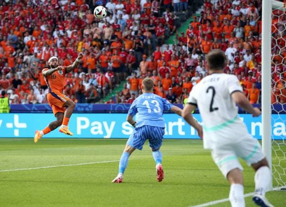 25.06.2024, xtgx, Fussball EM 2024, Niederlande - Österreich emspor, v.l. Memphis Depay (Niederlande), Patrick Pentz (Oesterreich), Maximilian Wöber (Oesterreich) (DFL DFB REGULATIONS PROHIBIT ANY USE OF PHOTOGRAPHS as IMAGE SEQUENCES and or QUASI-VIDEO) Berlin