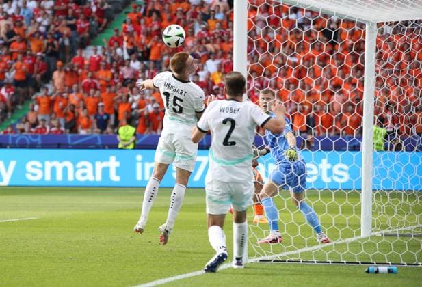 25.06.2024, xtgx, Fussball EM 2024, Niederlande - Österreich emspor, v.l. Philipp Lienhart (Oesterreich), rettet, Patrick Pentz (Oesterreich), Maximilian Wöber (Oesterreich) (DFL DFB REGULATIONS PROHIBIT ANY USE OF PHOTOGRAPHS as IMAGE SEQUENCES and or QUASI-VIDEO) Berlin