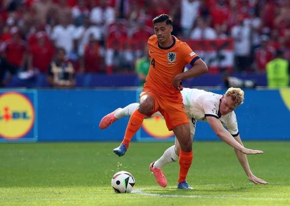 25.06.2024, xtgx, Fussball EM 2024, Niederlande - Österreich emspor, v.l. Tijjani Reijnders (Niederlande), Nicolas Seiwald (Oesterreich) (DFL DFB REGULATIONS PROHIBIT ANY USE OF PHOTOGRAPHS as IMAGE SEQUENCES and or QUASI-VIDEO) Berlin
