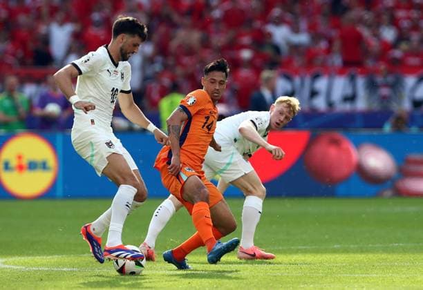 25.06.2024, xtgx, Fussball EM 2024, Niederlande - Österreich emspor, v.l. Florian Grillitsch (Oesterreich), Tijjani Reijnders (Niederlande), Nicolas Seiwald (Oesterreich) (DFL DFB REGULATIONS PROHIBIT ANY USE OF PHOTOGRAPHS as IMAGE SEQUENCES and or QUASI-VIDEO) Berlin