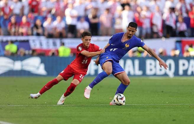 25.06.2024, Fussball Europameisterschaft, UEFA EURO, EM, Europameisterschaft,Fussball 2024, Frankreich - Polen, Gruppe D, BVB Stadion Dortmund, v.l., Kacper Urbanski (Polen), William Alain Andre Saliba (Frankreich) Copyright: HMBxMedia