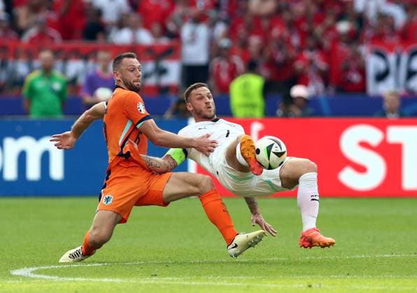 25.06.2024, xtgx, Fussball EM 2024, Niederlande - Österreich emspor, v.l. Stefan de Vrij (Niederlande), Marko Arnautovic (Oesterreich) (DFL DFB REGULATIONS PROHIBIT ANY USE OF PHOTOGRAPHS as IMAGE SEQUENCES and or QUASI-VIDEO) Berlin