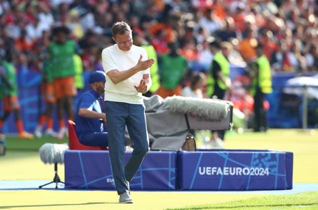 25.06.2024, xtgx, Fussball EM 2024, Niederlande - Österreich emspor, v.l. Trainer Ralf Rangnick (Oesterreich) gibt Anweisungen, gestikuliert, mit den Armen gestikulieren gives instructions, gesticulate (DFL DFB REGULATIONS PROHIBIT ANY USE OF PHOTOGRAPHS as IMAGE SEQUENCES and or QUASI-VIDEO) Berlin