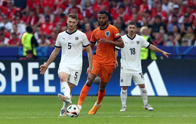 25.06.2024, xtgx, Fussball EM 2024, Niederlande - Österreich emspor, v.l. Stefan Posch (Oesterreich), Cody Gakpo (Niederlande), Romano Schmid (Oesterreich) (DFL DFB REGULATIONS PROHIBIT ANY USE OF PHOTOGRAPHS as IMAGE SEQUENCES and or QUASI-VIDEO) Berlin