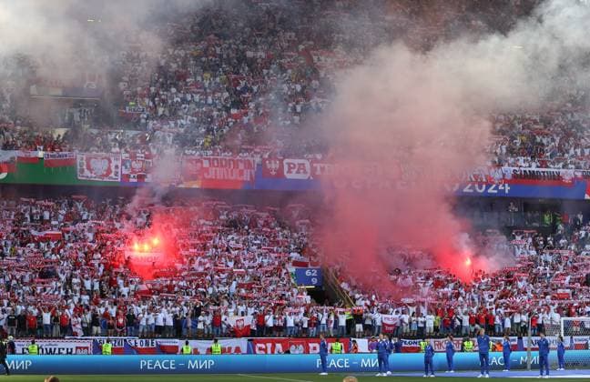 25.06.2024, Fussball Europameisterschaft, UEFA EURO, EM, Europameisterschaft,Fussball 2024, Frankreich - Polen, Gruppe D, BVB Stadion Dortmund, v.l., Polen-Fans zünden Pyrotechnik, Pyro, Rauch, Feuer, Bengalos, Rauchbomben, pirotecnica, fumo, fuoco, Wunderkerzen Copyright: HMBxMedia
