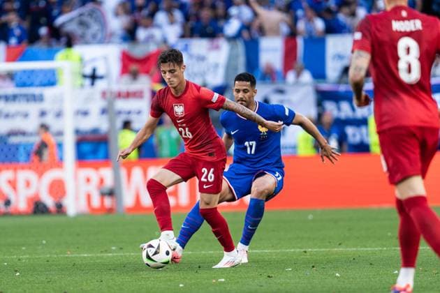 GER, Euro 2024, Group D, Frankreich (FRA) vs Polen (POL) 25.06.2024, Signal Iduna Park BVB Stadion Dortmund, Dortmund, GER, Euro 2024, Group D, Frankreich (FRA) vs Polen (POL) Im Bild: Zweikampf zwischen Urbanski Kacper (Polen Poland POL, 26) und Saliba William (Frankreich France FRA, 17)