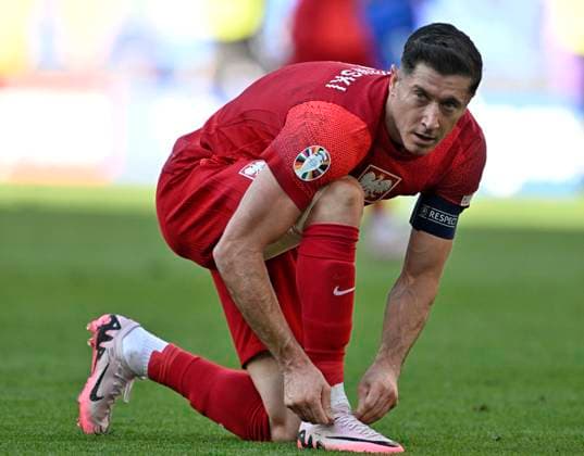 25.06.2024, Fussball UEFA EURO, EM, Europameisterschaft,Fussball 2024, Vorrunde, 3.Spieltag, Frankreich - Polen, im BVB-Stadion in Dortmund, Robert Lewandowski (Polen) bindet sich die Schuhe