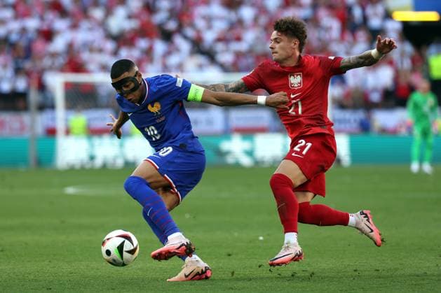 UEFA EURO, EM, Europameisterschaft,Fussball 2024: France vs Poland at BVB Stadion Dortmund. Matchday 3 Dortmund , Germany 25.06.2024: Kylian MbappÃ of France, Nicola Zalewski of Poland during the UEFA EURO 2024 Matchday 3, group stage D football match between France vs Poland at BVB Stadion Dortmund. Dortmund BVB Stadion Dortmund Germany Germany Copyright: xmarcoxiacobucci