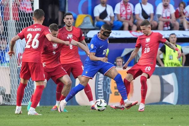 Kylian MbappÃ (Frankreich, France, 10) immer mit mehreren Gegnern beschäftigt - Dortmund 25.06.2024: Frankreich vs. Polen, EURO2024 M32, Gruppe D, EM-Arena Dortmund