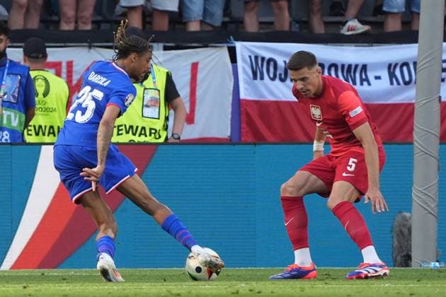 Bradley Barcola (Frankreich, France, 25) gegen Jan Bednarek (Polen, Poland, Polska, 05) - Dortmund 25.06.2024: Frankreich vs. Polen, EURO2024 M32, Gruppe D, EM-Arena Dortmund