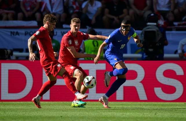 v.l. Nicola ZALEWSKI (POL), Pawel DAWIDOWICZ (POL), Kylian MBAPPE (FRA, Aktoin, Zweikampf, Maske, Gesichtsmaske, Vorrunde 3. Spieltag, Gruppe D, Match M32, Frankreich (FRA) - Polen (POL), am 25.06.2024 in Dortmund Deutschland. Fussball Europameisterschaft 2024 vom 14.06. - 14.07.2024 in Deutschland. Â
