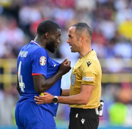 Schiedsrichter Marco GUIDA (ITA) bei Dayot UPAMECANO (FRA) Vorrunde 3. Spieltag, Gruppe D, Match M32, Frankreich (FRA) - Polen (POL), am 25.06.2024 in Dortmund Deutschland. Fussball Europameisterschaft 2024 vom 14.06. - 14.07.2024 in Deutschland. Â