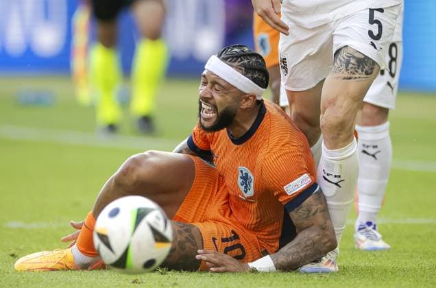 BERLIN - Memphis Depay of Holland and Stefan Posch of Austria (l-r) during the UEFA EURO, EM, Europameisterschaft,Fussball 2024 group D match between the Netherlands and Austria at the Olympiastadion on June 25, 2024 in Berlin, Germany. ANP KOEN VAN WEEL UEFA EURO 2024 2024 xVIxANPxSportx xxANPxIVx 502043936 originalFilename: 502043936.jpg